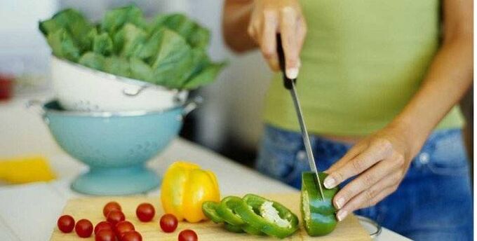 Cook a vegetable salad for dinner according to the principles of proper nutrition for a slim body